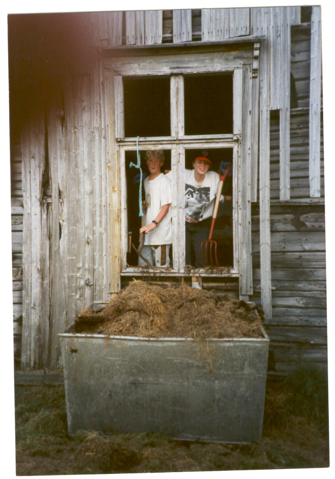 D-Malin-og-Stian-måkker-møkker-ut-vindu (1)